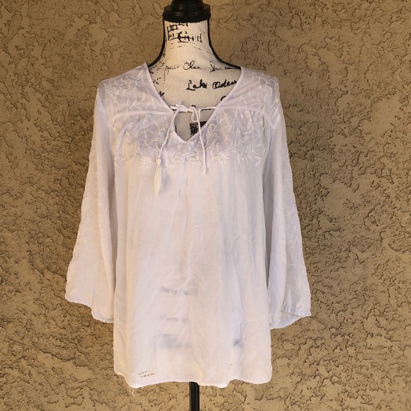 mercer & madison Tops - Mercer & Madison White Embroidered Top size 1X